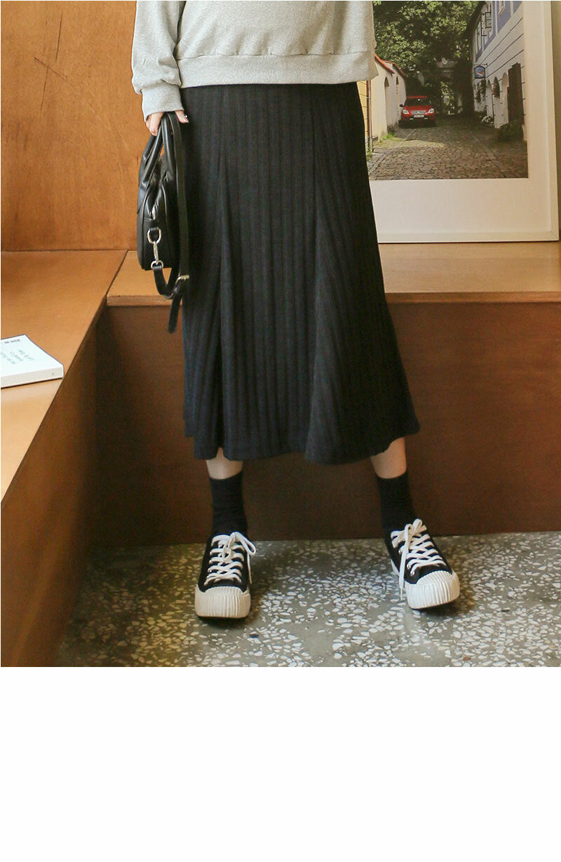 Ribbed Knit Flared Hem Skirt